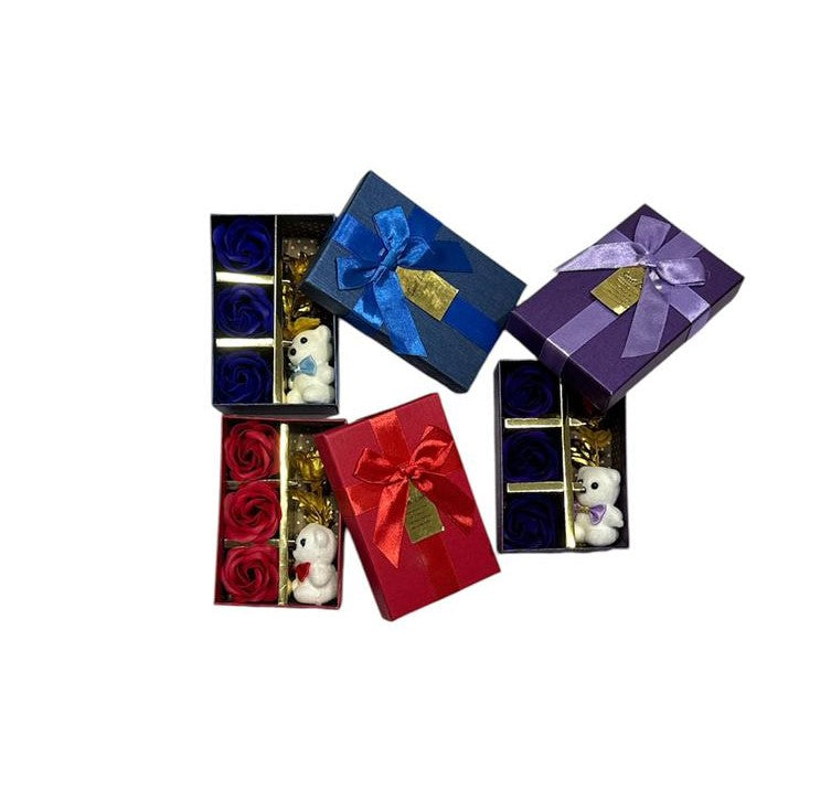CAJA DE RAGALO CON 3 ROSAS Y 1 MINI OSO 5336