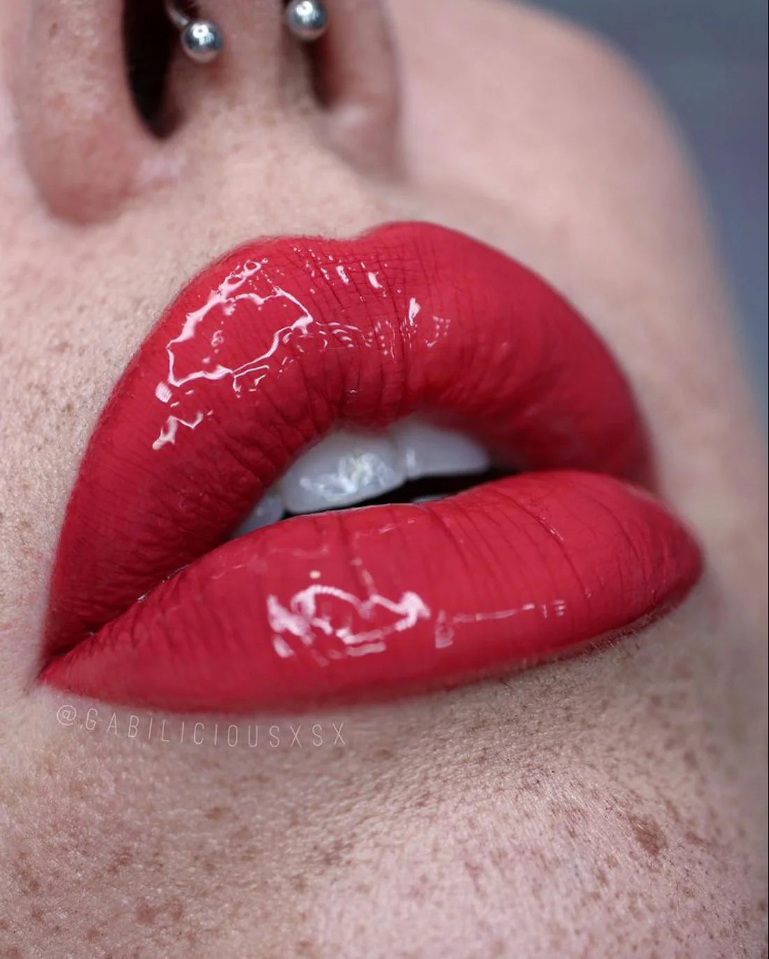 Color de labios con brillo glaseado de miel